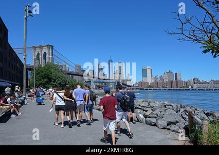 Parco sul lungomare di Brooklyn, con percorso che passa sotto il ponte di Brooklyn Foto Stock