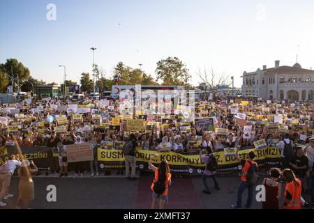 I manifestanti tengono cartelli, striscioni che esprimono la loro opinione durante la manifestazione. Attivisti per i diritti degli animali e amanti degli animali che vogliono che la legge sugli animali randagi venga ritirata nel distretto di Kadikoy a Istanbul. L’eutanasia è stata rimossa dalla legislazione sugli animali randagi oggetto di discussione in seno alla commissione per l’agricoltura, la silvicoltura e gli affari rurali della TBMM (grande Assemblea nazionale turca), ma l'articolo 5, "in caso di malattie infettive che causano dolore e sofferenza agli animali o che non mostrano miglioramenti, l'eutanasia può essere applicata da un veterinario o sotto la loro supervisione", CA Foto Stock