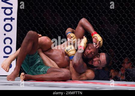 Leon Edwards e Belal Muhammad si scontrano durante l'incontro per il titolo dei pesi welter alla Co-op Live Arena di Manchester. Data foto: Domenica 28 luglio 2024. Foto Stock