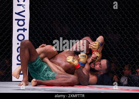 Leon Edwards e Belal Muhammad si scontrano durante l'incontro per il titolo dei pesi welter alla Co-op Live Arena di Manchester. Data foto: Domenica 28 luglio 2024. Foto Stock