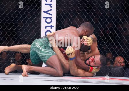 Leon Edwards e Belal Muhammad si scontrano durante l'incontro per il titolo dei pesi welter alla Co-op Live Arena di Manchester. Data foto: Domenica 28 luglio 2024. Foto Stock