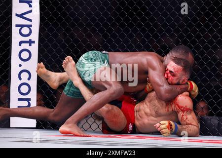 Leon Edwards e Belal Muhammad si scontrano durante l'incontro per il titolo dei pesi welter alla Co-op Live Arena di Manchester. Data foto: Domenica 28 luglio 2024. Foto Stock