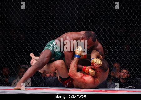 Leon Edwards e Belal Muhammad si scontrano durante l'incontro per il titolo dei pesi welter alla Co-op Live Arena di Manchester. Data foto: Domenica 28 luglio 2024. Foto Stock