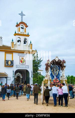 I pellegrini a cavallo si avvicinano attraverso le sabbie del Parco Nazionale di Doñana per raggiungere la loro destinazione nel villaggio di El Rocio ad Almonte alla fine di Foto Stock