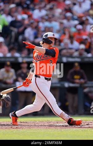 BALTIMORE, MD - LUGLIO 27: L'interbase dei Baltimore Orioles Gunnar Henderson (2) batte durante una partita della MLB contro i San Diego Padres il 27 luglio 2024 all'Oriole Park a Camden Yards a Baltimore, Maryland. (Foto di Joe Robbins/immagine di Sport) Foto Stock