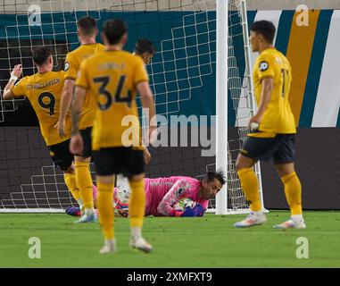 Jacksonville, Florida, Stati Uniti. 27 luglio 2024. Amichevole di Premier League inglese, West Ham United vs Wolverhampton. Il guardiano del martello si tuffa per salvare. Foto: Tim Davis/Alamy Live News Foto Stock