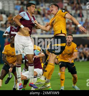 Jacksonville, Florida, Stati Uniti. 27 luglio 2024. Amichevole di Premier League inglese, West Ham United vs Wolverhampton. Nayef Aguerd del West Ham e Jorgen Strand Larsen di Wolverhampton lottano per ottenere un vantaggio per un colpo di testa. Foto: Tim Davis/Alamy Live News Foto Stock