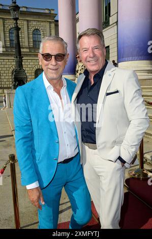 Patrick Lindner mit Ehemann Peter Schäfer beim Event Oper für alle 2024 im Rahmen der Münchner Opernfestspiele im Nationaltheater mit der Live-Opernübertragung von Giacomo Puccinis Tosca auf dem Max-Joseph-Platz. München, 27.07.2024 *** Patrick Lindner con il marito Peter Schäfer all'evento Opera for All 2024 come parte del Festival dell'Opera di Monaco al Nationaltheater con la trasmissione dal vivo dell'opera di Giacomo Puccinis Tosca su Max Joseph Platz Monaco di Baviera, 27 07 2024 foto:XF.xKernx/xFuturexImagex oper muenchen 4748 Foto Stock