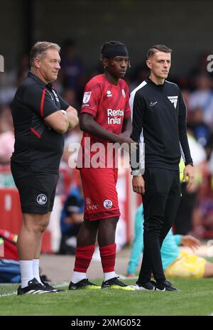 Michael Dacosta Gonzalez di Crawley Town si prepara a scendere in campo Foto Stock