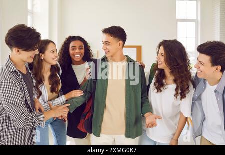 Felici studenti adolescenti che chiacchierano durante la pausa scolastica Foto Stock