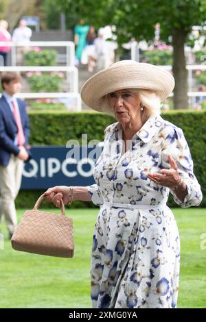 Ascot, Berkshire, Regno Unito. 27 luglio 2024. Sua Maestà la Regina Camilla nel Parade Ring dell'Ascot Racecourse per il QIPCO King George Day. La regina indossava un grazioso abito estivo floreale bianco con una stampa a Iris blu della designer reale Suzannah London. Sua Maesta' indossava anche un ampio cappello a tesa e portava una piccola borsa biege. La regina Camilla indossava orecchini a goccia di perle e una collana d'oro. Il cavallo della Regina ammanettato corse al Sodexo Live! Principessa Margaret Stakes, ma non e' stata collocata. Crediti: Maureen McLean/Alamy Live News Foto Stock