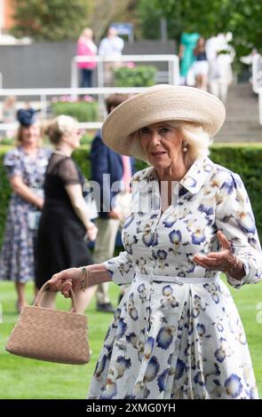 Ascot, Berkshire, Regno Unito. 27 luglio 2024. Sua Maestà la Regina Camilla nel Parade Ring dell'Ascot Racecourse per il QIPCO King George Day. La regina indossava un grazioso abito estivo floreale bianco con una stampa a Iris blu della designer reale Suzannah London. Sua Maesta' indossava anche un ampio cappello a tesa e portava una piccola borsa biege. La regina Camilla indossava orecchini a goccia di perle e una collana d'oro. Il cavallo della Regina ammanettato corse al Sodexo Live! Principessa Margaret Stakes, ma non e' stata collocata. Crediti: Maureen McLean/Alamy Live News Foto Stock