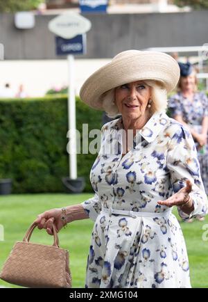 Ascot, Berkshire, Regno Unito. 27 luglio 2024. Sua Maestà la Regina Camilla nel Parade Ring dell'Ascot Racecourse per il QIPCO King George Day. La regina indossava un grazioso abito estivo floreale bianco con una stampa a Iris blu della designer reale Suzannah London. Sua Maesta' indossava anche un ampio cappello a tesa e portava una piccola borsa biege. La regina Camilla indossava orecchini a goccia di perle e una collana d'oro. Il cavallo della Regina ammanettato corse al Sodexo Live! Principessa Margaret Stakes, ma non e' stata collocata. Crediti: Maureen McLean/Alamy Live News Foto Stock