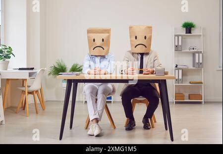 Colleghi con emozioni negative che lavorano insieme in ufficio Foto Stock