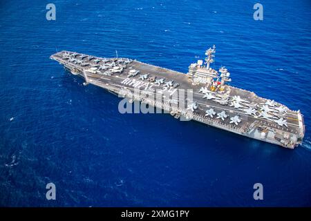 I marinai assegnati alla portaerei classe Nimitz USS Carl Vinson (CVN 70) formano 'RIMPAC 24' sul ponte di volo quando la nave arriva alla Joint base Pearl Foto Stock