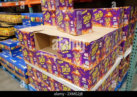 Los Angeles, California, Stati Uniti - 04-06-2021: Una vista di diverse casse di spuntini Takis Fuego, in mostra in un grande negozio di alimentari locale. Foto Stock