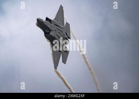 Un F-35A Lightning II della U.S. Air Force assegnato al F-35A Lightning II Demonstration Team si esibisce all'EAA AirVenture sopra Oshkosh, Wisconsin, 23 luglio, Foto Stock