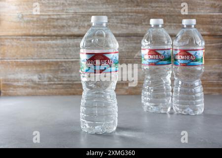 Los Angeles, California, Stati Uniti - 04-26-2021: Una vista di diverse bottiglie di acqua sorgiva Arrowhead. Foto Stock