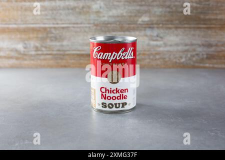 Los Angeles, California, Stati Uniti - 04-26-2021: Una vista di una lattina della zuppa di spaghetti di pollo Campbell. Foto Stock