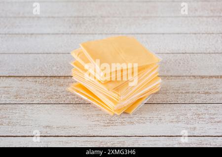 Una pila di fette di formaggio lavorate, confezionate singolarmente in plastica. Foto Stock