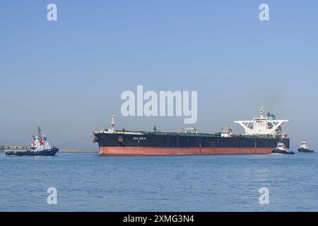 Le Havre, Francia - Vista sul MARE DELLA petroliera CALMA arrivo porto di le Havre con rimorchiatori. Foto Stock