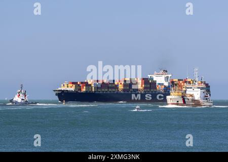Le Havre - nave container MSC MARIANNA in arrivo al porto 2000 con un rimorchiatore al suo fianco e la draga tramoggia GAMBE D'AMFARD in arrivo al porto di le Havre. Foto Stock