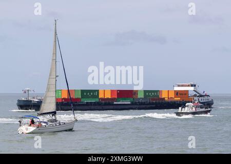 Le Havre - nave container interna OURAL che arriva al porto di le Havre con una piccola barca a vela per il tempo libero e un pilota che naviga nel Canale della Manica. Foto Stock