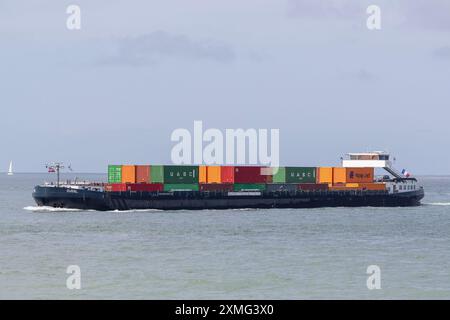 Le Havre, Francia - Vista sulla nave container interna OURAL in arrivo al porto di le Havre. Foto Stock
