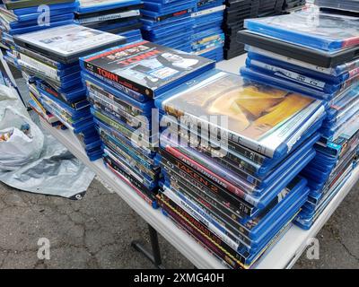 Los Angeles, California, Stati Uniti - 04-26-2021: Una vista di diverse pile di DVD Blu-Ray in vendita ad un incontro di scambio locale. Foto Stock