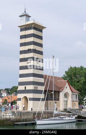 Deauville, Francia - Vista del porticciolo di Deauville e di uno dei due belvedere situati all'ingresso e attraccati su una barca da diporto. Foto Stock