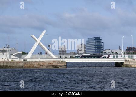 Le Havre - Vista del Pont Des Docks, ponte girevole in acciaio con una portata di 35 m costruito nel 2006 e riflessi sull'acqua sul bacino Paul Vatine. Foto Stock