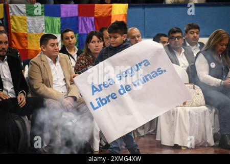 Pasto, Colombia. 19 luglio 2024. Un bambino ha in mano un cartello con la scritta "area sicura libera dalle mine terrestri" durante un evento tra i membri del fronte del "Comuneros del Sur" dell'ELN (Esercito di Liberazione Nazionale) e il governo colombiano, a pasto, Colombia, 19 luglio 2024. Foto di: Camilo Erasso/Long Visual Press credito: Long Visual Press/Alamy Live News Foto Stock