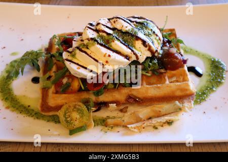 Waffle e caprese in stile Bruxelles in un caffè di Bruges, Belgio Foto Stock