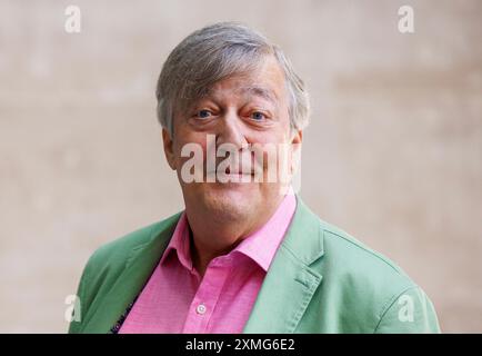 Londra, Regno Unito. 28 luglio 2024. L'attore, autore e comico Stephen Fry arriva alla BBC per domenica con Laura Kuenssberg Credit: Karl Black/Alamy Live News Foto Stock