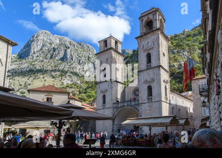 Cattaro, Montenegro - 4 ottobre 2019: I turisti esplorano il fascino della piazza della città vecchia di Cattaro. Foto Stock