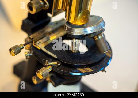 Los Angeles, Stati Uniti. 27 luglio 2024. Un antico microscopio degli anni '1920 in mostra al Japanese American National Museum (JANM) in California. Crediti: Stu Gray/Alamy Live News. Foto Stock