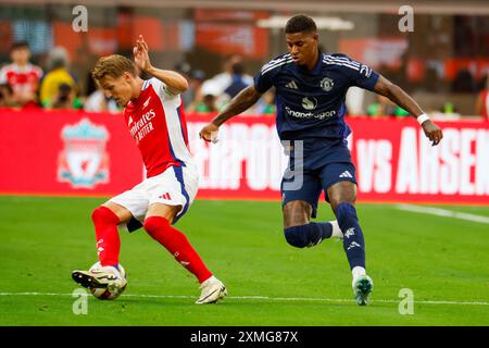 Los Angeles, Stati Uniti. 27 luglio 2024. Martin Odegaard (L) dell'Arsenal e Marcus Rashford (R) del Manchester United in azione durante una partita amichevole di calcio pre-stagione al Sofi Stadium. Punteggio finale; Manchester United 1:2 Arsenal credito: SOPA Images Limited/Alamy Live News Foto Stock