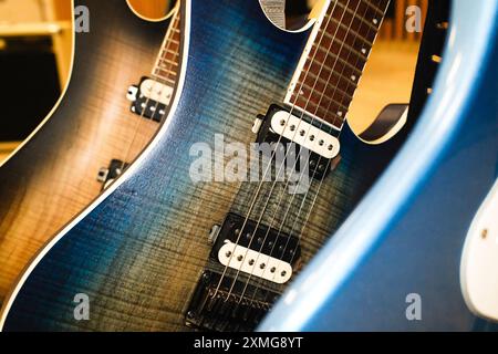 chitarre elettriche su un piedistallo nella sala musica, musica rock e metal Foto Stock