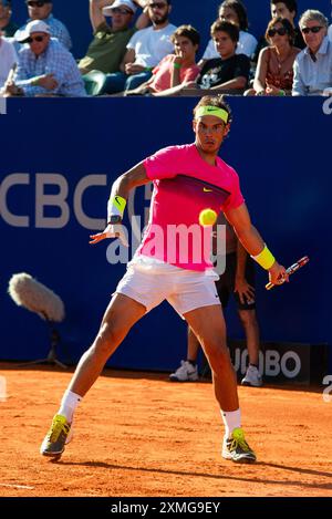 Rafa Nadal (Spagna) che gioca un torneo ATP su un campo di terra battuta. Foto Stock