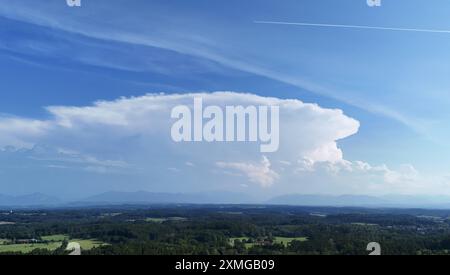 Tutzing, Bayern, Deutschland 27. Juli 2024: Ein Sommertag in Tutzing Landkreis Starnberg. Hier der Blick auf eine Gewitterwolke, cumulonimbus , Kumulonimbus, Ambosswolke, Gewitter, Die sich über das Oberland ausbreitet, dort aktuell über Garmisch-Partenkirchen und Tirol tätig ist *** Tutzing, Baviera, Germania 27 luglio 2024 Una giornata estiva nel distretto di Tutzing Starnberg qui la vista di una nube di tuono, cumulonimbus, cumulonimbus, nube di incudine, temporali, che si estende sull'Oberland, attualmente attivo su Garmisch Partenkirchen e Tirolo Foto Stock