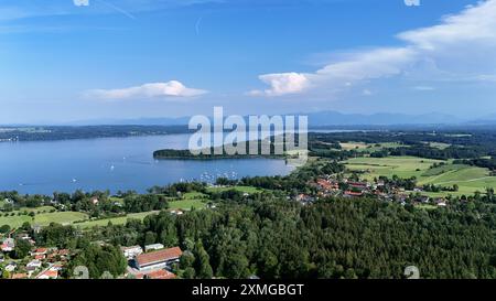 Tutzing, Bayern, Deutschland 27. Juli 2024: Ein Sommertag in Tutzing Landkreis Starnberg. Hier der Blick von der Ilkahöhe auf den Starnberger SEE mit dem Karpfenwinkel der Ortschaft Unterzeismering, und der Alpenkette im Hintergrund *** Tutzing, Baviera, Germania 27 luglio 2024 Una giornata estiva a Tutzing, quartiere Starnberg qui la vista dal Ilkahöhe al lago Starnberg con l'angolo carpato del villaggio di Unterzeismering e le Alpi sullo sfondo Foto Stock