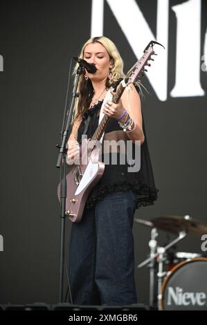 Nieve Ella Performing al Tramlines Festival 2024 , Sheffield, Regno Unito Foto Stock
