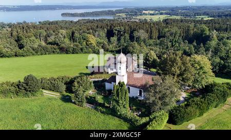 Tutzing, Bayern, Deutschland 27. Juli 2024: Ein Sommertag in Tutzing Landkreis Starnberg. Hier der Blick auf das Nikolauskircherl auf der Ilkahöhe, Oberzeismering, im Hintergrund der Starnberger Vedi *** Tutzing, Baviera, Germania 27 luglio 2024 Una giornata estiva a Tutzing, distretto di Starnberg qui la vista del Nikolkirauscherl sul Ilkahöhe, Oberzeismering, lago Starnberg sullo sfondo Foto Stock