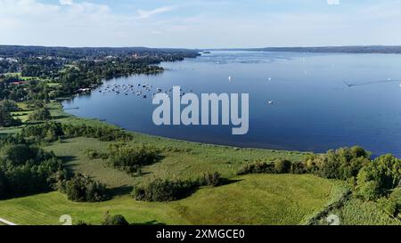 Tutzing, Bayern, Deutschland 27. Juli 2024: Ein Sommertag in Tutzing Landkreis Starnberg. Hier der Blick bei Unterzeismering auf den Starnberger SEE in Richtung Norden , Drohne *** Tutzing, Baviera, Germania 27 luglio 2024 Una giornata estiva a Tutzing, distretto di Starnberg qui la vista vicino a Unterzeismering verso il Lago Starnberg in direzione nord , drone Foto Stock