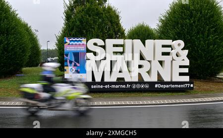 Parigi, Francia. 27 luglio 2024. Giochi olimpici di Parigi 2024. Slalom canoa. Stadio Olimpico Nautico. Parigi. Una foto a bassa velocità dell'otturatore di una moto della polizia che passa accanto a un cartello con la scritta "Senna e Marna" che mostra una grande presenza della polizia fuori dallo Stadio Nautico Olimpico, in Francia, durante le Olimpiadi di Parigi del 2024. Crediti: Sport in foto/Alamy Live News Foto Stock