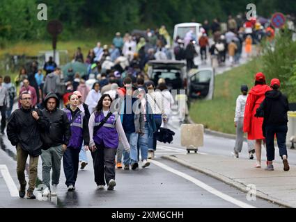 Parigi, Francia. 27 luglio 2024. Giochi olimpici di Parigi 2024. Slalom canoa. Stadio Olimpico Nautico. Parigi. Gli spettatori arrivano allo Stadio Nautico Olimpico, in Francia, durante le Olimpiadi di Parigi del 2024. Crediti: Sport in foto/Alamy Live News Foto Stock