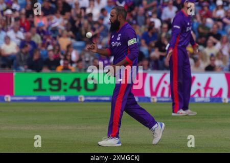 Leeds, 26 luglio 2024. Adil Rashid bowling per gli uomini dei Northern Supercharger contro i Trent Rockets nel Hundred a Headingley. Credito: Colin Edwards Foto Stock