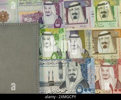 Banconote dell'Arabia Saudita in un modello a griglia con ritratti dei re Foto Stock