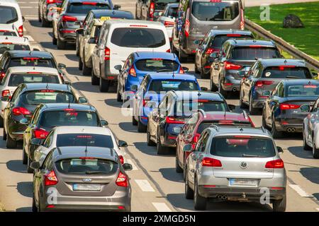 Autos stauen sich auf dem Petuelring, München, Juli 2024 Deutschland, München, Juli 2024, Autos auf dem Petuelring, stauen sich vor einer Ampel, Mittlerer Ring, Stadtverkehr, Umwelt, Bayern *** Cars Jam on the Petuelring, Monaco di Baviera, luglio 2024 Germania, Monaco di Baviera, luglio 2024, auto sul Petuelring, si ingorgliano di fronte a un semaforo, Mittlerer Ring, traffico cittadino, ambiente, Baviera Foto Stock