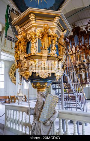 Marktkirche zum Heiligen Geist die evangelisch-lutherische Marktkirche zum Heiligen Geist ist die historische Hauptkirche im Ortsteil Clausthal der Bergstadt Clausthal-Zellerfeld. SIE ist die größte Holzkirche Deutschlands und gehört durch ihre Architektur und Ausstattung zu den bedeutendsten Baudenkmälern des norddeutschen Barocks. Clausthal-Zellerfeld Niedersachsen Deutschland *** Marktkirche zum Heiligen Geist la Marktkirche zum Heiligen Geist evangelica luterana è la chiesa principale storica nel distretto di Clausthal della città mineraria di Clausthal Zellerfeld e' il più grande churc in legno Foto Stock